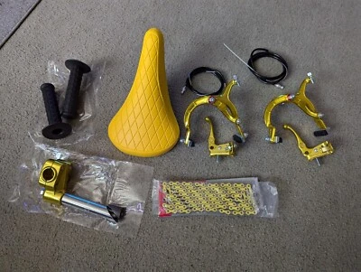 ASIENTO DE BICICLETA BMX NEGRO PATRÓN DIAMANTE, EMPUÑADURAS TRIANGULARES, CADENA, FRENOS DE MANO Y VÁSTAGO DORADOS Foto 1 de 4