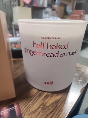 Snif半烤姜饼粉碎50盎司/1420 G香味假日蜡烛 — 第 1/4 张图片