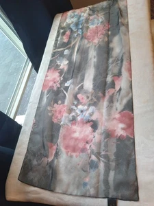 Schal schwarz & weiß Farbtöne mit Blumenstrauß Made in Italy 62"Lx13"W - Bild 1 von 7