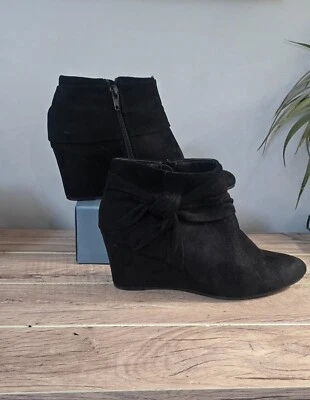 835 Andrew Geller Booties Black Suede Wedge Heel Ankle Boots Side Twist 6.5 M  - Image 1 of 4