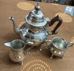 Vintage Williamsburg Kirk Stieff Zinn 3 Stück Tee Milchkännchen Zucker Set Holzgriff - Bild 1 von 16