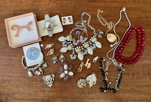 Vintage (mostly) jewelry lot of 20 Some signed Beautiful Collection - Picture 1 of 7