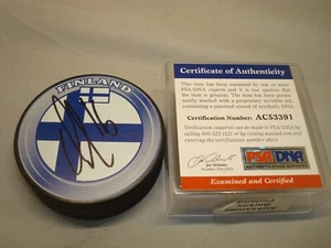 Disco de Hockey Aleksander Barkov Firmado Equipo Finlandia Autografiado PSA/ADN Certificado de Autenticidad 1A - Imagen 1 de 3