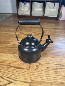 Le Creuset 1.1 L / 1.25 Qt. Whistling Demi Tea Kettle Matte Black Licorice - Picture 1 of 12