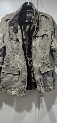 Chaqueta Militar Jeans By Buffalo Para Mujer Camuflada Camuflaje M Ajustada Cremallera Capucha Foto 1 de 4