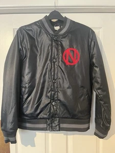 Chaqueta Bomber Baloncesto Nike Premium Diseño Trasero Negra S Forrada LEER - Imagen 1 de 15