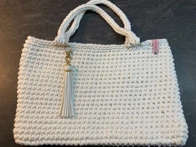 Gehäkelte Henkeltasche - weiß - mit Anhänger - Bild 1 von 4