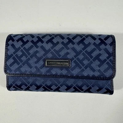 Bolsa de mão feminina Tommy Hilfiger logotipo azul jacquard com zíper ao redor carteira - Imagem 1 de 4