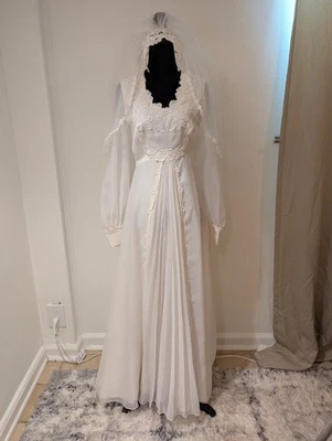 Vintage 1970s JCPenney White Wedding Dress Lace Applique Train Veil Pleated - Image 1 of 4