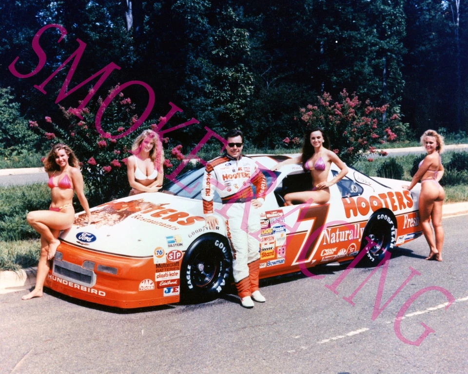 Foto brillante #7 de ALAN KULWICKI #7 HOOTERS IMPRESIONANTE PRIMER PLANO CON CHICAS HOOTER 8x10 Foto 1 de 1
