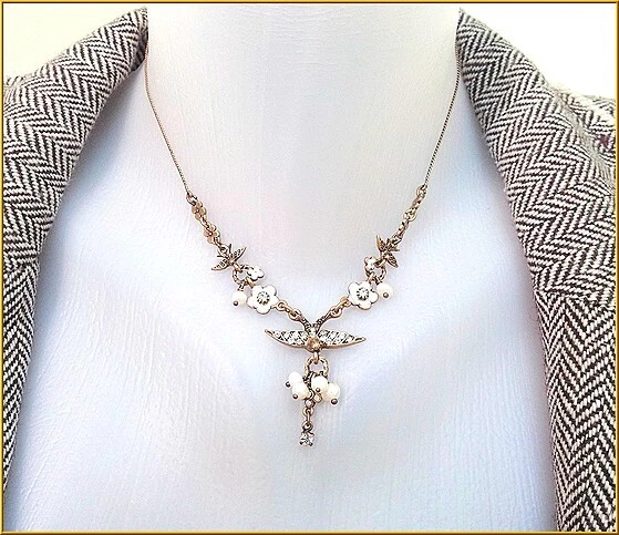 DE COLECCIÓN NUEVO COLLAR CADENA ORO PEREGRINO ESMALTE FLORES CRISTALES GOLONDRINAS PERLAS Foto 1 de 3