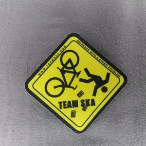 Team SKA Trinken mit einem Fahrrad Problem Vorsicht Schild Nylon 2 1/4" Patch - Bild 1 von 2