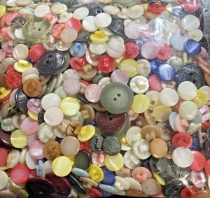 1-1/4 Bag Assorted Buttons Art Crafts Sewing Projects Mixed Grab Bag Lot CLEAN - Picture 1 of 5