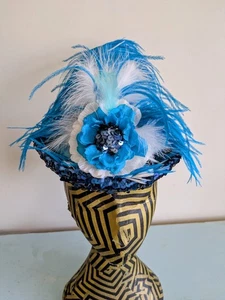 Blau Pailletten große Feder Statement Festival Hut Derby Kopfteil maßgeschneidertes Design - Bild 1 von 8