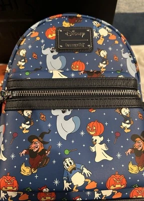 Mini Mochila Loungefly Exclusiva Eight 3 Five con JUEGO DE PASADORES Y BOLSA BLANCA Foto 1 de 4