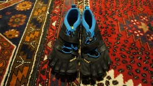Vibram FiveFingers V-Train 2.0 20M7703 Uomo Nero/Blu US 9.5-10 EU 43 - Foto 1 di 8