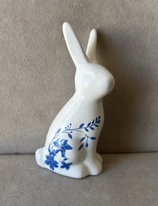 Nueva Estatuilla de Pascua Conejo Conejo Cerámica Azul Floral y Blanco - Imagen 1 de 6