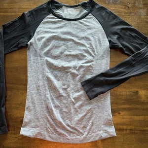 Victoria’s Secret VSX Sport Workout Long Sleeve Top Shirt M Gray Black Thumbhole - Picture 1 of 11