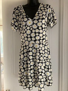 Brandneu mit Etikett Missguided leichtes Kleid Gänseblümchenmuster Blumenmuster - Größe 8 - Bild 1 von 4