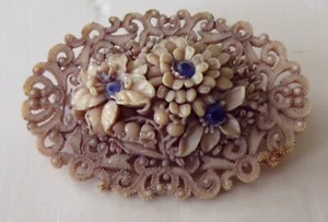 Vecchia spilla vintage ornata in plastica con fiori - Foto 1 di 12