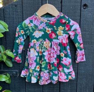 Neu ohne Etikett Posh Peanut smaragdgrün Blumendruck Bambus Schößchen Einteiler Größe 3-6 m - Bild 1 von 5