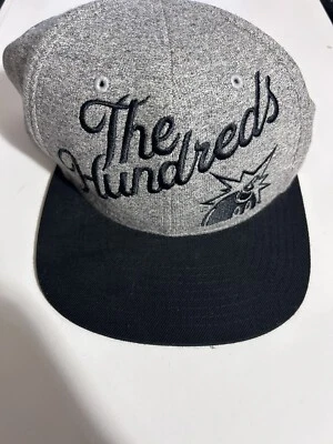 GORRA SNAPBACK THE CIENTOS GRIS Y NEGRA Foto 1 de 3