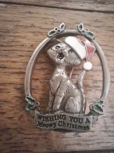 Gato tono plateado con broche sombrero de Santa con pancarta "Wishándote una Navidad maullida" - Imagen 1 de 7