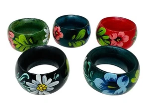 5 VINTAGE WOODEN HAND PAINTED NAPKIN RINGS - Picture 1 of 4