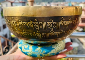 Cuenco de canto tallado con mantra completo de 8 pulgadas para meditación y equilibrio de chakras - Imagen 1 de 4