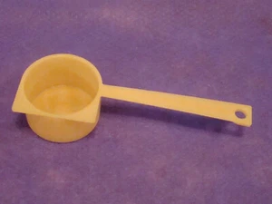 Tupperware Vintage Tan Coffee Scoop Spoon Tiny Treasures Gadget -EUC - Picture 1 of 3