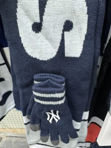 Officially Licensed New York Yankee MLB Scarf And Glove Set. Fan Favorite - Picture 1 of 4