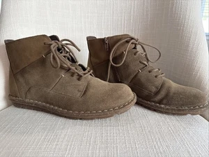 Botas chukka Clarks Tamitha US 7 para mujer de gamuza tostada oscura con cordones tacón plano al tobillo - Imagen 1 de 6
