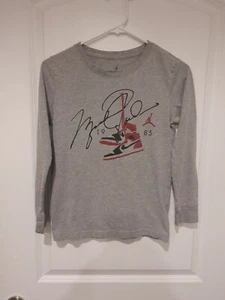 Nike Air Jordan Boys T-shirt Size Medium Gray Long Sleeve Sneakers - Picture 1 of 4