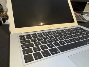 Apple MacBook Air 13,3 Zoll (128GB SSD, Intel Core i5 5. Gen., 8GB RAM) 2017 - Bild 1 von 12