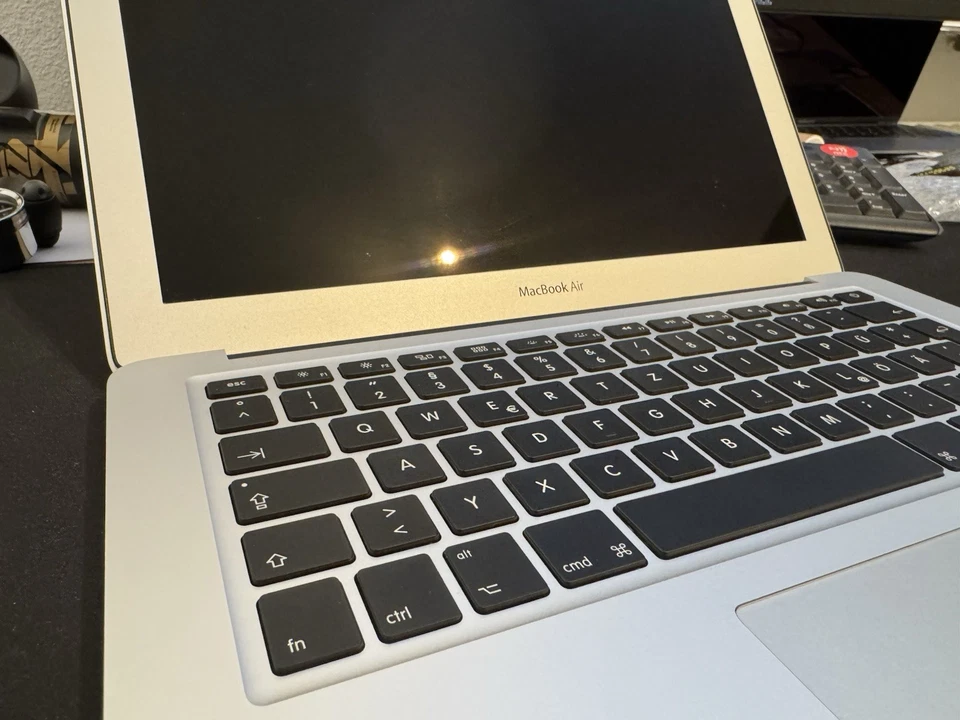 Apple MacBook Air 13,3 Zoll (128GB SSD, Intel Core i5 5. Gen., 8GB RAM) 2017 - Bild 1 von 4