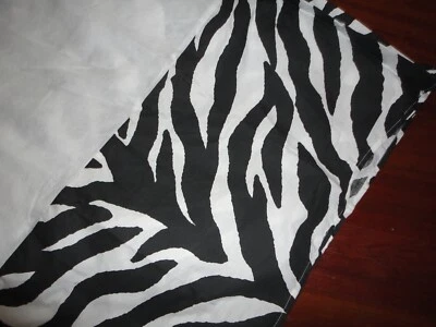 JC. PENNEY KIMLOR NEGRO BLANCO CEBRA (1) FALDA CAMA KING A MEDIDA 14" ANIMAL SPLIT Foto 1 de 4