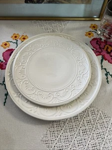 2 Maioliche Jessica Keramik Teller Platte geprägt weiß Made in Italy - Bild 1 von 6