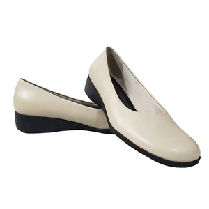 Lifestyle Wedge Pump Shoes Womens Size 7W Leather Upper Cushioned 1.25 Inch Heel - Picture 1 of 13