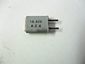 H.C.K Radio Crystal 10,625 MHz 1mm / 0,04 cala X 6mm długości X 5mm Rozstawowe przewody Vtg - Zdjęcie 1 z 2
