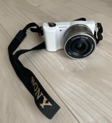 Sony Alpha a5000 ILCE-5000 Digitale Spiegellose Kamera Weiß PZ 16-50mm Objektiv - Bild 1 von 4