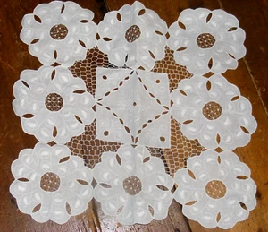MANTEL VICTORIANO BLANCO SOBRE BLANCO ROPA DE CAMA DOILEY HECHO A MANO BORDADO 21"X 22" - Imagen 1 de 10