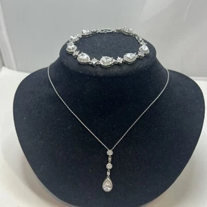 Beautiful Women's Crystal Teardrop Rhinestone Necklace & Bracelet Set - Picture 1 of 3