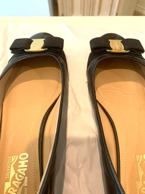 Mujer Ferragamo Varina Acolchado Lazo Negro Pisos, Puntera Charol, Talla 9.5, Usado Foto 1 de 4