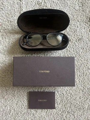 Caja Tom Ford, estuche rígido de terciopelo marrón Foto 1 de 2