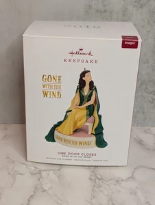 Ornamento Hallmark Keepsake 2019 Via col vento una porta chiude suono magico - Foto 1 di 5