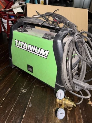 Soldadora Profesional TITANIUM MIG 170 con Entrada 120/240V - Nueva Foto 1 de 4