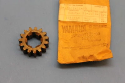 NOS YAMAHA IT125/175 1977-1981 GEAR 2ND PINION (15T) PART# 1W2-17121-00-00  - Image 1 of 4