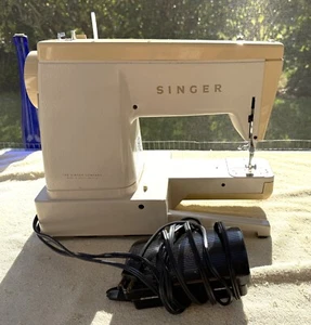 VINTAGE SINGER SEWING MACHINE, MODEL 533 WITH MANUAL - GREAT BRITAIN - Picture 1 of 16