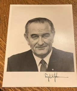 PRÄSIDENT LYNDON B JOHNSON HANDSIGNIERTES 8 X 10 FOTO - Bild 1 von 3