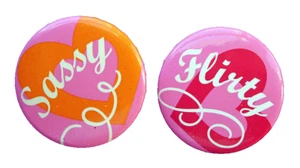 Hallmark BUTTON PIN SET Valentinstag Vintage FLIRTY SASSY HEART Bildunterschriften Urlaub - Bild 1 von 2